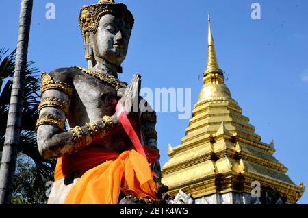 La statue noire se trouve à côté du chedi doré de Wat Chiang Man à Chiang Mai Banque D'Images