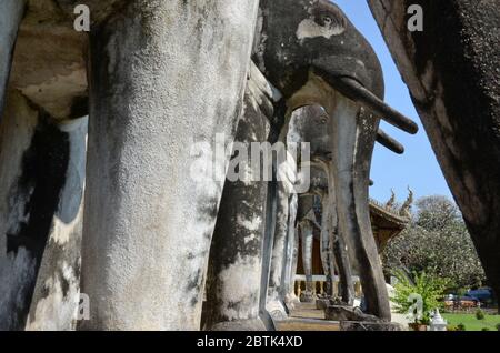 Les éléphants sont assis au fond de l'ancien chedi de Wat Chiang Man à Chiang Mai Banque D'Images