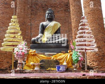 Statue de bouddha noir assise à Wat Thammicarat à Ayutthaya Banque D'Images