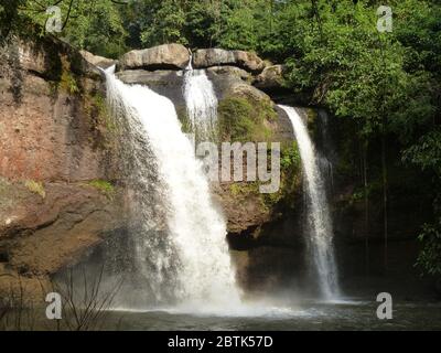 Belle cascade dans le parc national de Khao Yai en Thaïlande Banque D'Images