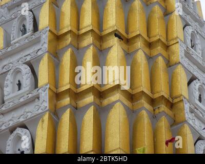 Détail du prang doré du Wat Phra si Ratana Mahathe à Phitsanulok Banque D'Images