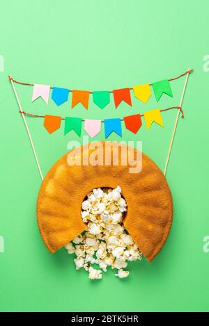 Gâteau au maïs, pop-corn et drapeaux de fête colorés. Nourriture Festa Junina. Cuisine brésilienne traditionnelle pour le festival de juin. Bannière Festa Junina. Banque D'Images