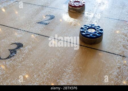 Palets rouges et bleus sur une table de palets. Banque D'Images