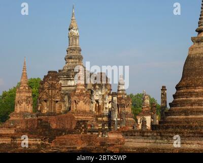 Ruines de Wat Mahathe dans le parc historique de Sukhothai Banque D'Images