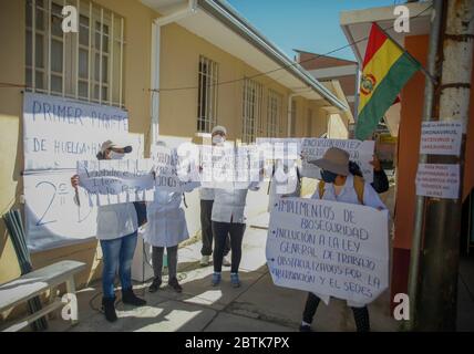 La Paz, Bolivie. 26 mai 2020. Les travailleurs de la santé portant un masque facial tiennent des affiches lors d'un rassemblement devant l'hôpital général de la Paz après avoir entamé une grève de la faim pour exiger plus d'équipement de protection au milieu de la pandémie de Corona. « le couvre-feu est détendu, mais nous ne sommes pas équipés pour traiter [les patients] face à une augmentation immédiate des cas Covid 19 », a écrit le syndicat des travailleurs de la santé sur Twitter. Crédit : Gaston Brito/dpa/Alay Live News Banque D'Images