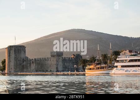 Château de Kamerlengo sur la promenade en bord de mer, avec des bateaux amarrés, Trogir, Dalmatie, Croatie Banque D'Images