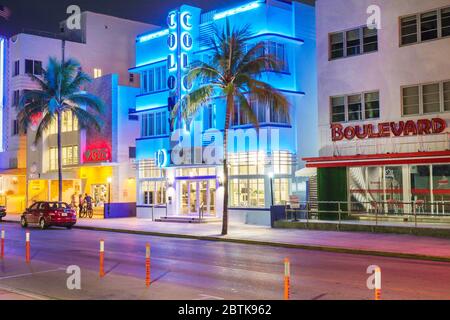 Miami Beach Florida,Ocean Drive,nuit,vacant vide,Covid-19 maladie pandémique du coronavirus,avant pendant la comparaison, FL200520009 Banque D'Images
