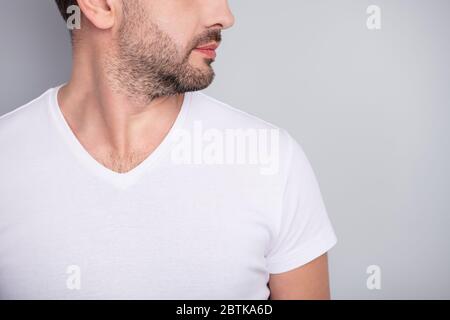 Petit gros plan profil vue latérale portrait de son beau beau contenu bien entretenu Guy non shaven soies soins de la peau isolé sur gris clair Banque D'Images