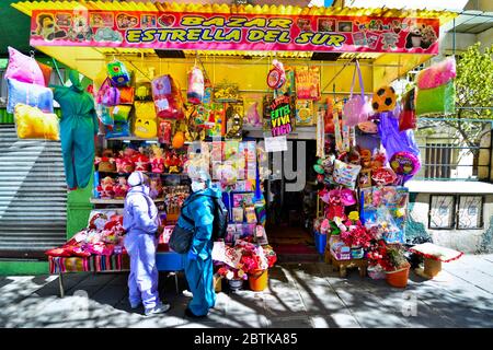 La Paz, LA PAZ, Bolivie. 26 mai 2020. La vie quotidienne en Bolivie pendant la COVID-19. Magasin/bazar de quartier dans le quartier Miraflores de la ville de la Paz, en Bolivie, la veille de la fête des mères. Tout est emballé dans le plastique coloré là: Cadeaux, vendeurs et même clients crédit: Christian Lombardi/ZUMA Wire/Alamy Live News Banque D'Images