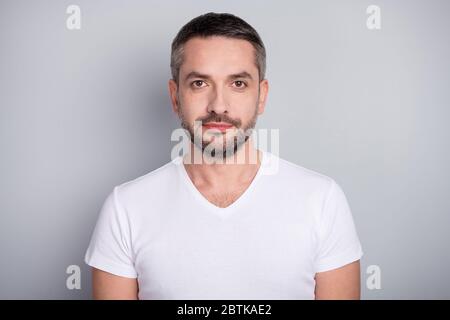 Gros plan portrait de son beau contenu attrayant calme barbu mec portant une chemise isolée sur fond gris clair pastel couleur Banque D'Images