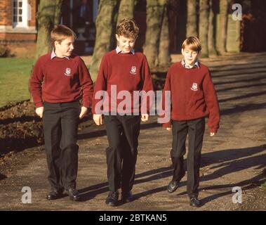 Jeunes garçons marchant dans les terrains scolaires, Felsted Preparatory School, Great Dunmow, Essex, Angleterre, Royaume-Uni Banque D'Images