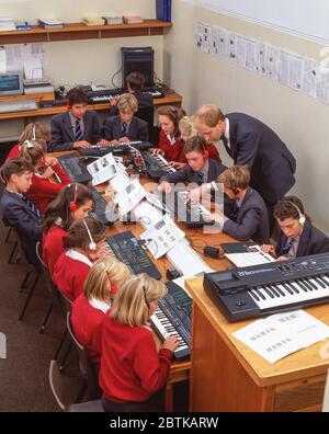 Étudiants qui apprennent à jouer à des synthétiseurs de musique, Surrey, Angleterre, Royaume-Uni Banque D'Images