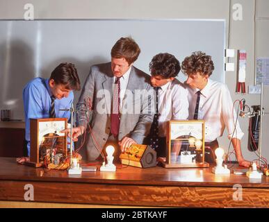 Enseignants et élèves de sexe masculin faisant des expériences électriques en classe scientifique, Surrey, Angleterre, Royaume-Uni Banque D'Images