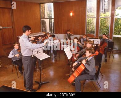 Orchestre de garçons d'école avec violons et violoncelles, Surrey, Angleterre, Royaume-Uni Banque D'Images