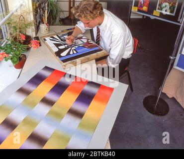 Peinture étudiante en classe d'art scolaire, Surrey, Angleterre, Royaume-Uni Banque D'Images