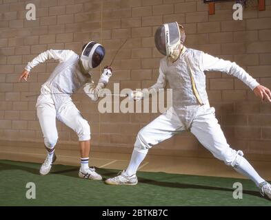 Clôtures des garçons dans la salle de gym de l'école, Surrey, Angleterre, Royaume-Uni Banque D'Images