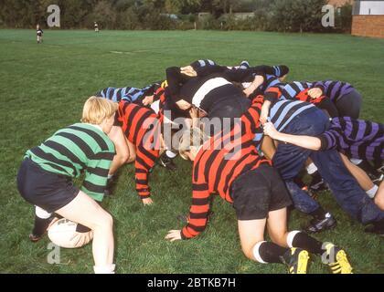 Des garçons se bouscuent contre l'équipe lors du match de rugby de l'école, Surrey, Angleterre, Royaume-Uni Banque D'Images