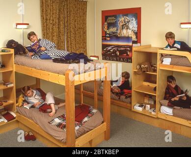 Jeunes pensionnaires dans un dortoir scolaire, Surrey, Angleterre, Royaume-Uni Banque D'Images