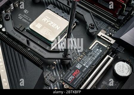 23 février 2020, Saint-Pétersbourg, Russie. Assemblage PC. Processeur AMD Ryzen et SSD Samsung sur la carte mère Banque D'Images