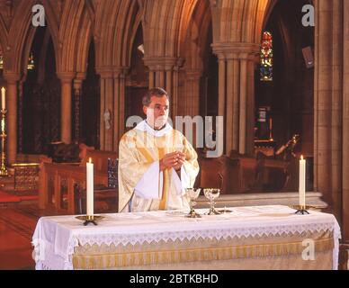 Vicaire à l'autel de l'église, Surrey, Angleterre, Royaume-Uni Banque D'Images