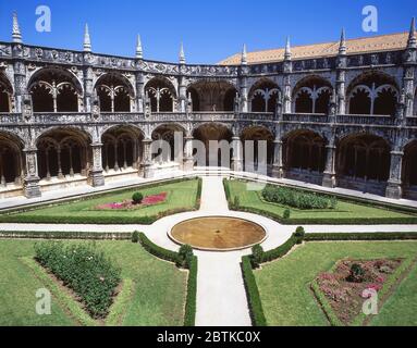 La cour et les cloîtres à deux étages, le monastère de Jerónimos (Mosteiro dos Jeronimos), le quartier de Belem, Lisbonne, Portugal Banque D'Images