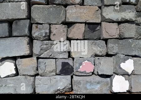 Pile de blocs de cinder gris usagés et endommagés. Concept d'idée de construction. Banque D'Images