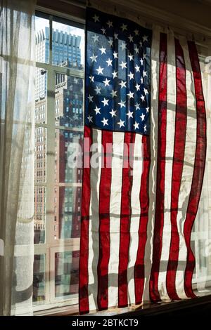 Drapeau américain affiché le jour du souvenir dans un appartement de New York, USA, 2020 Banque D'Images