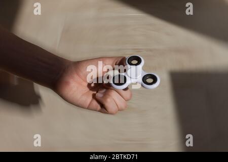 un gars fait un tour avec le disque de doigt Banque D'Images