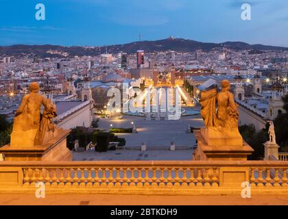 Barcelone - le panorama du Palais Real avec la Plaza Espana au crépuscule. Banque D'Images