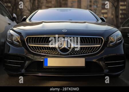 Kiev, Ukraine - 23 mars 2020 : vue avant de la voiture de luxe Mercedes-Benz classe CLA coupé Banque D'Images