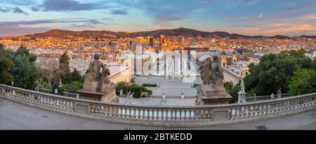 Barcelone - le panorama du Palais Real avec la Plaza Espana au lever du soleil. Banque D'Images