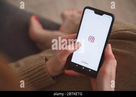 Minsk-Belarus: 27 mai 2020: Gros plan sur smartphone avec logo instagram dans les mains des femmes. Concept de médias sociaux. Banque D'Images