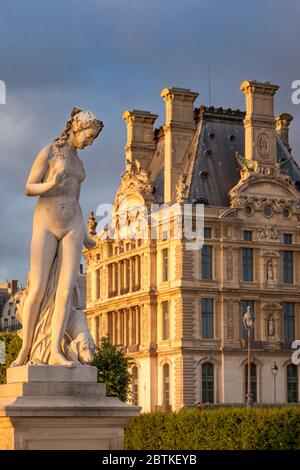 Statue dans le Jardin des Tuileries avec musée du Louvre au-delà, Paris France Banque D'Images