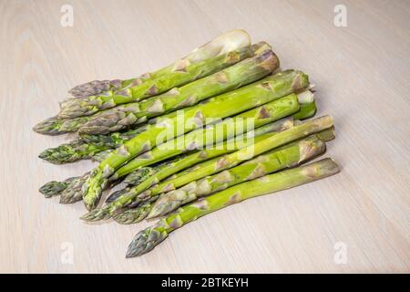 Un paquet d'asperges fraîches coupées (asperges officinalis) pousses (lances et pointes) sur un plan d'examen au printemps Banque D'Images