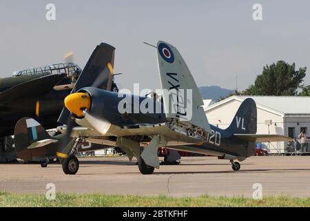 G-RNHF (anciennement VX281 dans le service de la Marine royale), une fureur de la mer de Hawker appartenant à Navy Wings, et exploitée par le vol historique de la Marine royale, à la RAF Leuchars. Banque D'Images