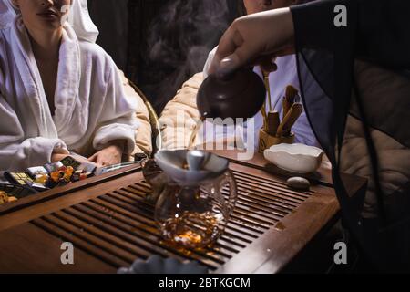 Cérémonie de thé après le sauna. Les filles en manteaux blancs boivent du thé chinois. Banque D'Images