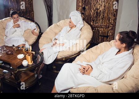 Cérémonie de thé après le sauna. Les filles en manteaux blancs boivent du thé chinois. Banque D'Images