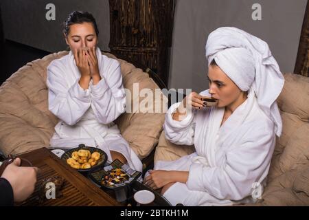 Cérémonie de thé après le sauna. Les filles en manteaux blancs boivent du thé chinois. Banque D'Images