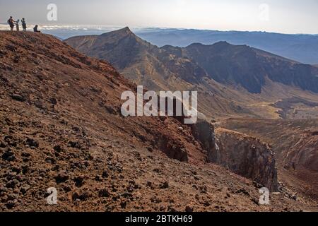 Randonneurs sur le Tongariro Alpine Crossing Banque D'Images