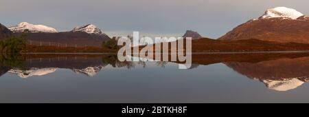 Réflexions dans Highland Loch, Wester Ross Banque D'Images