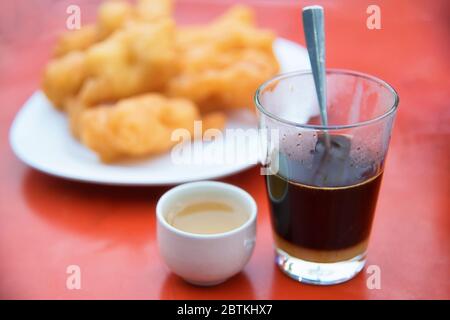 Café traditionnel avec baguette de pain chinois et lait concentré sucré le matin. Mise au point sélective Banque D'Images