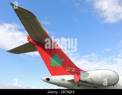 La queue du ZJ690, un Bombardier Sentinel R1 exploité par la Royal Air Force, à RAF Leuchars en 2013. Banque D'Images