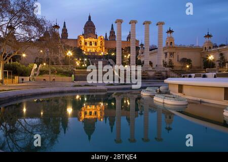 Barcelone - le Palais Real de la Plaza Espana au crépuscule. Banque D'Images