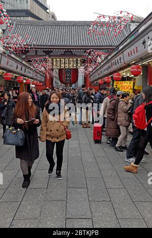 Les amateurs de shopping le long de la rue historique Nakamise dans le domaine du temple Sensoji à Asakusa, au Japon, le 11 janvier 2016 Banque D'Images