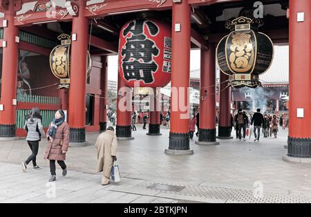 Le kaminarimon, ou porte de tonnerre, avec ses grandes lanternes est l'une des entrées du Temple Sesoji, un ancien Temple bouddhiste, à Asakusa, au Japon. Banque D'Images