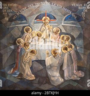 BARCELONE, ESPAGNE - 5 MARS 2020 : la fresque moderne du dernier souper dans l'église Santuario Maria Auxiliadora i Sant Josep. Banque D'Images