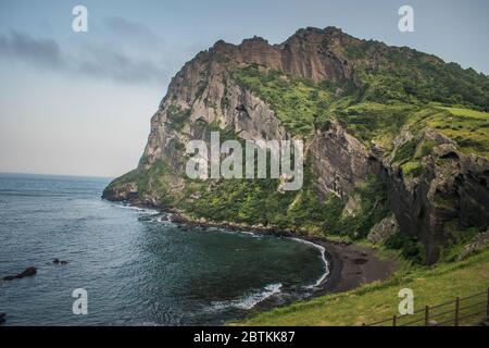 Lever du soleil sur l'île de Jeju dans la ville de Seongsan. Cette montagne est également connue sous le nom de Seongsan Ilchulbong. Banque D'Images