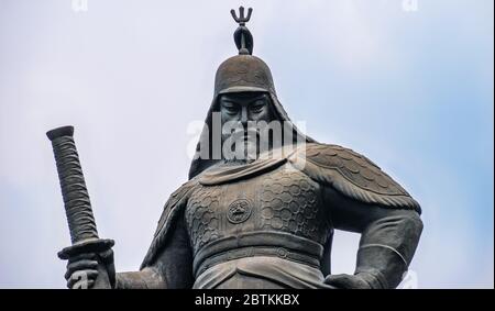 La statue de l'amiral et général coréen Yi Sun Shin, située sur la place Gwanghwamun à Séoul, en Corée du Sud. Banque D'Images