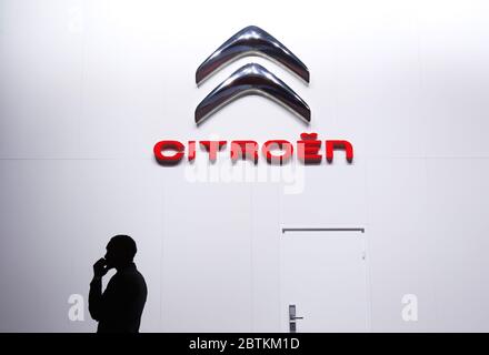 Paris, France. 27 septembre 2012. Photo du fichier prise le 27 septembre 2012 montre le logo du constructeur français Citroën au salon de l'auto de Paris 2012 à Paris, France. Le 26 mai, le président français Emmanuel Macron a dévoilé un plan de sauvetage de huit milliards d'euros (8.78 milliards de dollars américains) pour aider à la reprise de l'industrie automobile nationale durement touchée par le blocage de l'anti-coronavirus. Le plan met l'accent sur la production de véhicules écologiques. Crédit: Gao Jing/Xinhua/Alay Live News Banque D'Images