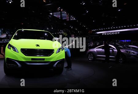 Paris, France. 27 septembre 2012. Photo prise le 27 septembre 2012 montre des voitures du constructeur français Peugeot exposées au salon de l'auto de Paris 2012 à Paris, France. Le 26 mai, le président français Emmanuel Macron a dévoilé un plan de sauvetage de huit milliards d'euros (8.78 milliards de dollars américains) pour aider à la reprise de l'industrie automobile nationale durement touchée par le blocage de l'anti-coronavirus. Le plan met l'accent sur la production de véhicules écologiques. Crédit: Gao Jing/Xinhua/Alay Live News Banque D'Images